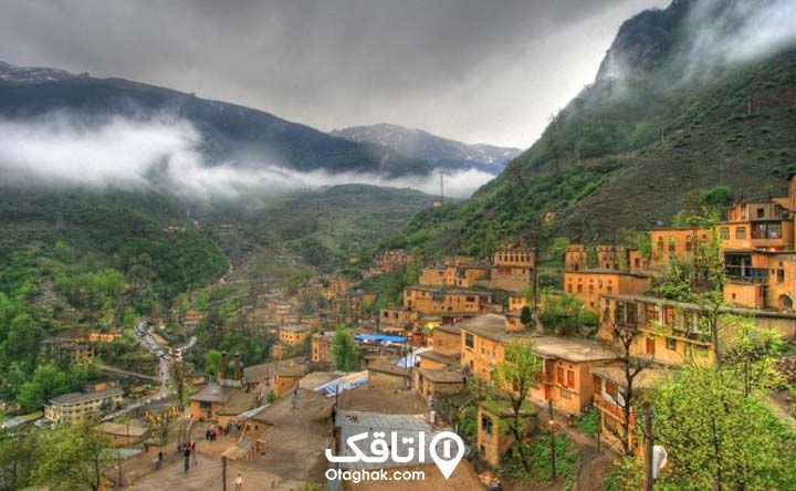 روستای پلکانی ماسوله که بین کوهستان پر از جنگل و درخت قرار دارد